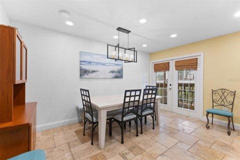 House in Madeira Beach, Florida 3 bedrooms, 192.68 sq.m. № 2391012 - photo 25