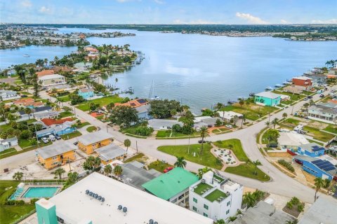 House in Madeira Beach, Florida 3 bedrooms, 192.68 sq.m. № 2391012 - photo 8