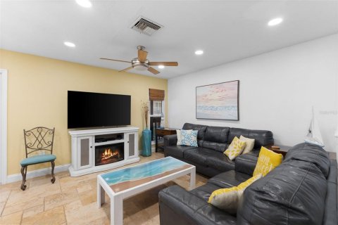 House in Madeira Beach, Florida 3 bedrooms, 192.68 sq.m. № 2391012 - photo 28