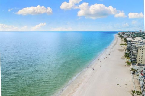 House in Madeira Beach, Florida 3 bedrooms, 192.68 sq.m. № 2391012 - photo 11