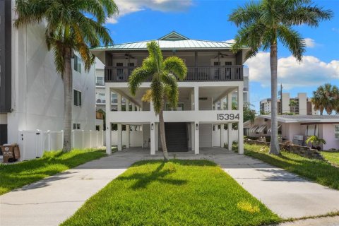 House in Madeira Beach, Florida 3 bedrooms, 192.68 sq.m. № 2391012