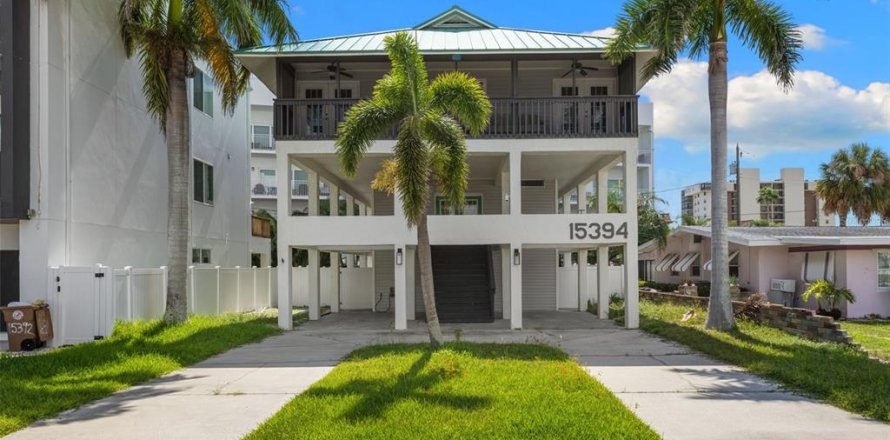 House in Madeira Beach, Florida 3 bedrooms, 192.68 sq.m. № 2391012