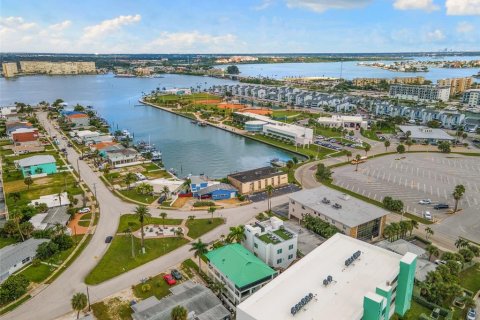House in Madeira Beach, Florida 3 bedrooms, 192.68 sq.m. № 2391012 - photo 7
