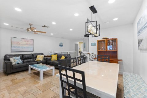 House in Madeira Beach, Florida 3 bedrooms, 192.68 sq.m. № 2391012 - photo 26