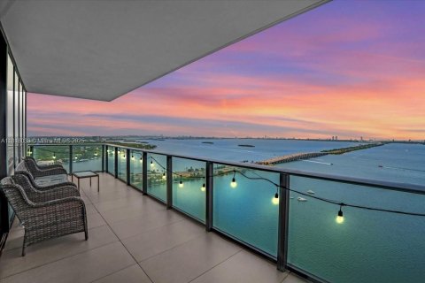 Condo in Miami, Florida, 3 bedrooms  № 1775251 - photo 1