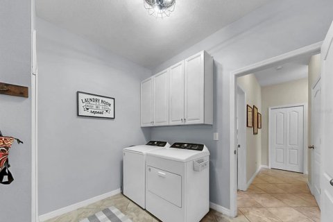 House in Parrish, Florida 5 bedrooms, 344.3 sq.m. № 2222051 - photo 18