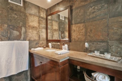 House in Miami Beach, Florida 6 bedrooms, 478.08 sq.m. № 1458853 - photo 22