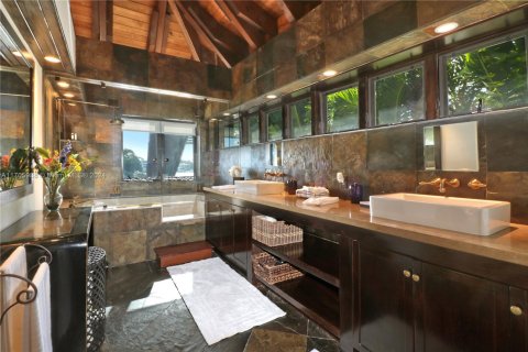 House in Miami Beach, Florida 6 bedrooms, 478.08 sq.m. № 1458853 - photo 18