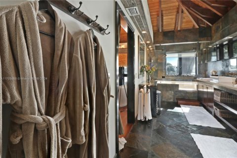 House in Miami Beach, Florida 6 bedrooms, 478.08 sq.m. № 1458853 - photo 20