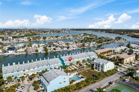 Adosado en Indian Rocks Beach, Florida 3 dormitorios, 153.85 m2 № 2100019