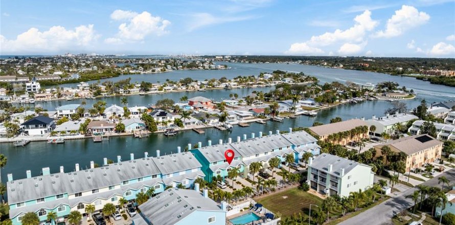 Adosado en Indian Rocks Beach, Florida 3 dormitorios, 153.85 m2 № 2100019