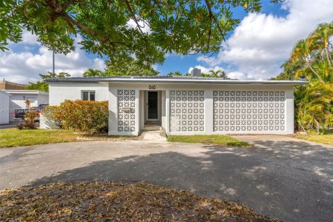 Villa ou maison à Miami Springs, Floride 3 chambres, 171.68 m2 № 2041707