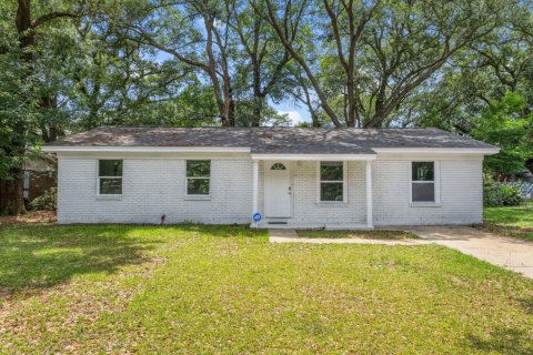 House in Pensacola, Florida 3 bedrooms, 120.77 sq.m. № 562352 - photo 1