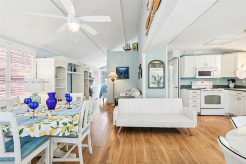 Apartment in Jensen Beach, Florida 2 bedrooms, 37.53 sq.m. № 1942780 - photo 5