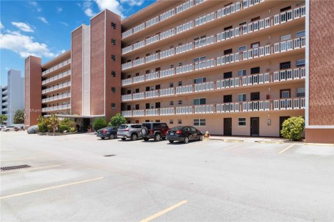 Copropriété à vendre à Hallandale Beach, Floride: 2 chambres, 101.45 m2 № 1896104 - photo 23
