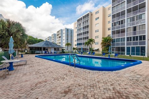 Copropriété à vendre à Hallandale Beach, Floride: 2 chambres, 101.45 m2 № 1896104 - photo 25