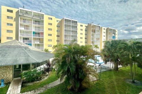 Copropriété à vendre à Hallandale Beach, Floride: 2 chambres, 101.45 m2 № 1896104 - photo 8