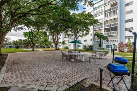 Copropriété à vendre à Hallandale Beach, Floride: 2 chambres, 101.45 m2 № 1896104 - photo 24