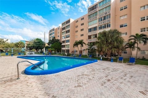 Copropriété à vendre à Hallandale Beach, Floride: 2 chambres, 101.45 m2 № 1896104 - photo 26