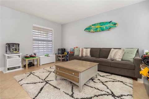 House in Merrit Island, Florida 5 bedrooms, 279.08 sq.m. № 2394384 - photo 3