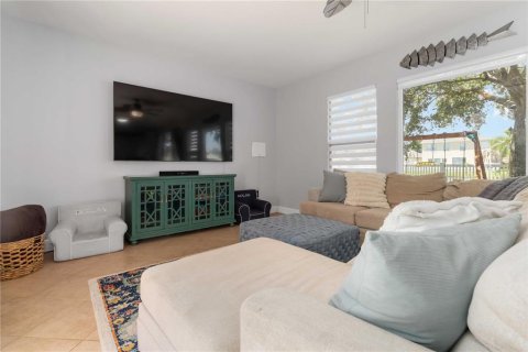 House in Merrit Island, Florida 5 bedrooms, 279.08 sq.m. № 2394384 - photo 5