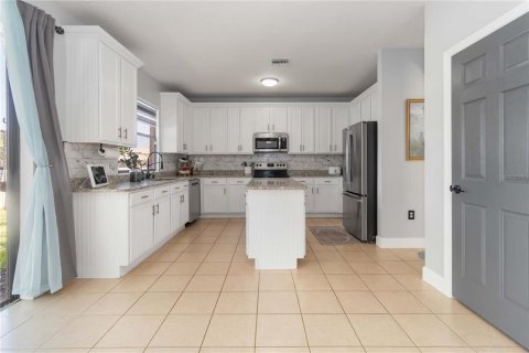 House in Merrit Island, Florida 5 bedrooms, 279.08 sq.m. № 2394384 - photo 8