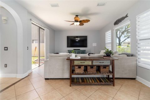 House in Merrit Island, Florida 5 bedrooms, 279.08 sq.m. № 2394384 - photo 7