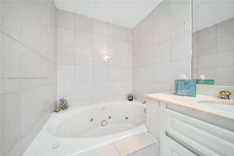 Condominio en alquiler en Miami Beach, Florida, 2 dormitorios, 116.13 m2 № 1938404 - foto 12