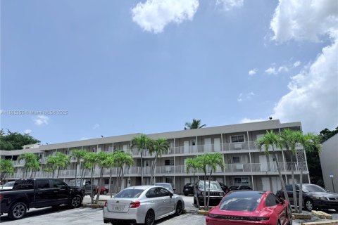 Condo in Coral Gables, Florida, 2 bedrooms  № 1893152 - photo 25