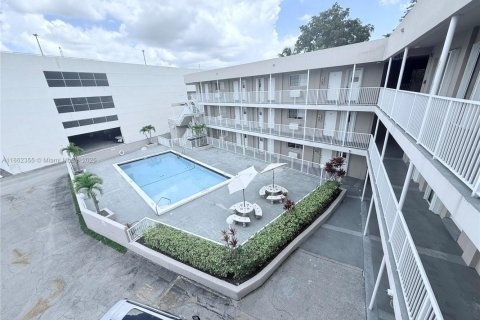 Condo in Coral Gables, Florida, 2 bedrooms  № 1893152 - photo 18