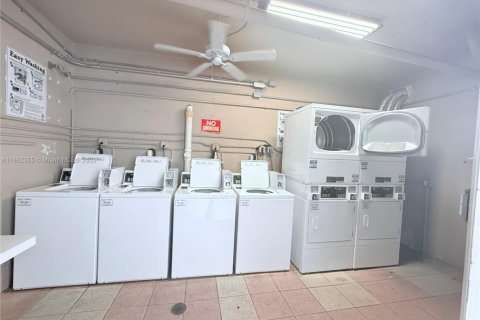 Condo in Coral Gables, Florida, 2 bedrooms  № 1893152 - photo 19