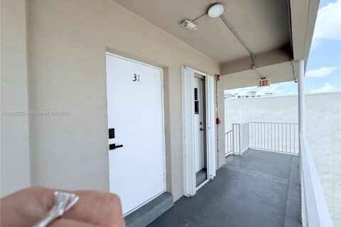 Condo in Coral Gables, Florida, 2 bedrooms  № 1893152 - photo 17