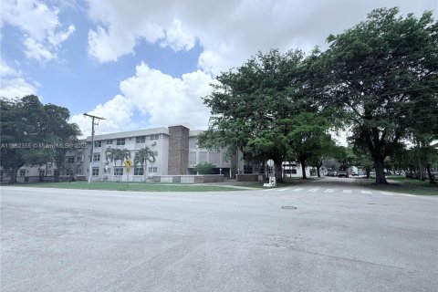 Condo in Coral Gables, Florida, 2 bedrooms  № 1893152 - photo 24