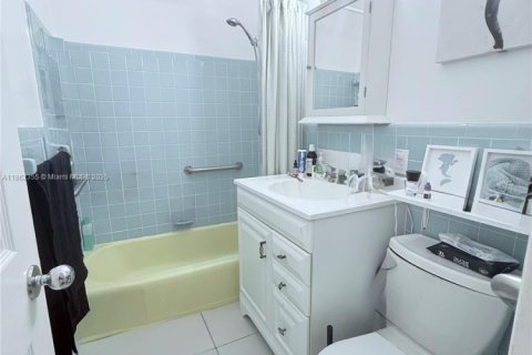 Condo in Coral Gables, Florida, 2 bedrooms  № 1893152 - photo 13
