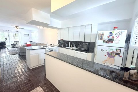 Condo in Coral Gables, Florida, 2 bedrooms  № 1893152 - photo 1