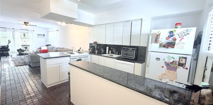 Condo in Coral Gables, Florida, 2 bedrooms  № 1893152