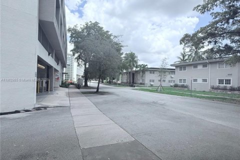 Condo in Coral Gables, Florida, 2 bedrooms  № 1893152 - photo 21