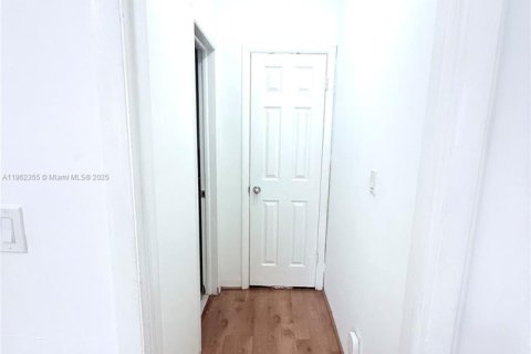 Condo in Coral Gables, Florida, 2 bedrooms  № 1893152 - photo 12