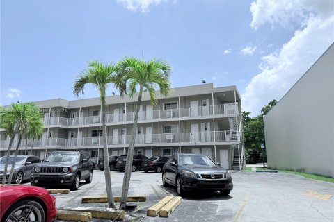 Condo in Coral Gables, Florida, 2 bedrooms  № 1893152 - photo 26