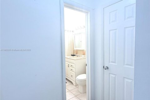 Condo in Coral Gables, Florida, 2 bedrooms  № 1893152 - photo 8