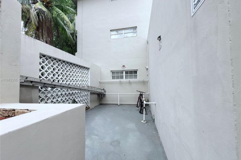 Condo in Coral Gables, Florida, 2 bedrooms  № 1893152 - photo 20
