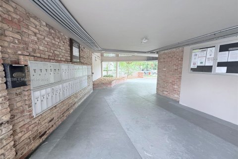 Condo in Coral Gables, Florida, 2 bedrooms  № 1893152 - photo 22