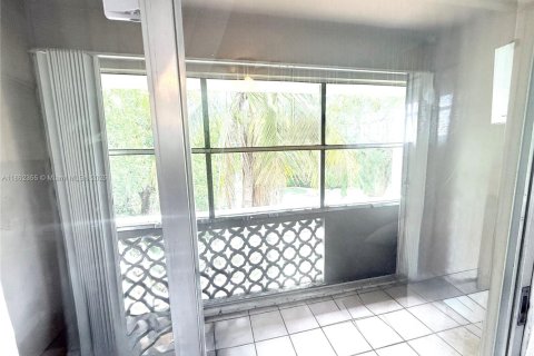 Condo in Coral Gables, Florida, 2 bedrooms  № 1893152 - photo 14