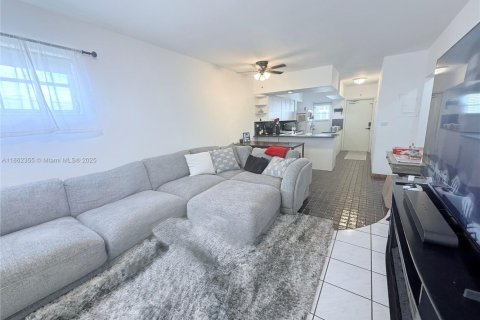 Condo in Coral Gables, Florida, 2 bedrooms  № 1893152 - photo 10