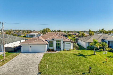 Casa en venta en Cape Coral, Florida, 4 dormitorios, 207.73 m2 № 1993966 - foto 3