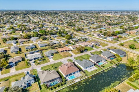 Casa en venta en Cape Coral, Florida, 4 dormitorios, 207.73 m2 № 1993966 - foto 7