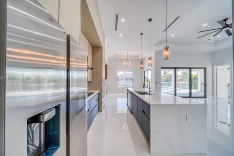 Casa en venta en Cape Coral, Florida, 4 dormitorios, 207.73 m2 № 1993966 - foto 30