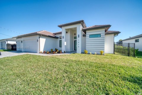 Casa en venta en Cape Coral, Florida, 4 dormitorios, 207.73 m2 № 1993966 - foto 1