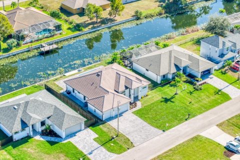 Casa en venta en Cape Coral, Florida, 4 dormitorios, 207.73 m2 № 1993966 - foto 11
