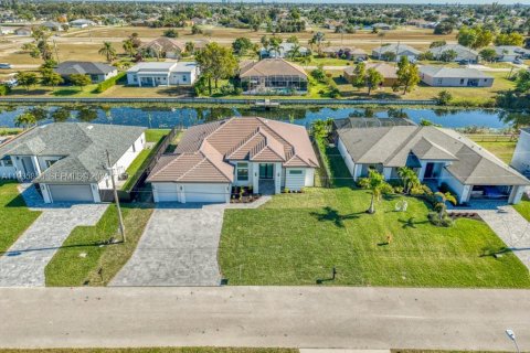 Casa en venta en Cape Coral, Florida, 4 dormitorios, 207.73 m2 № 1993966 - foto 4